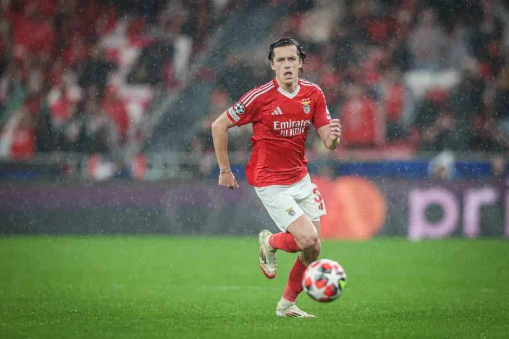 Álvaro Carreras von Benfica Lissabon rennt mit einem Fußball