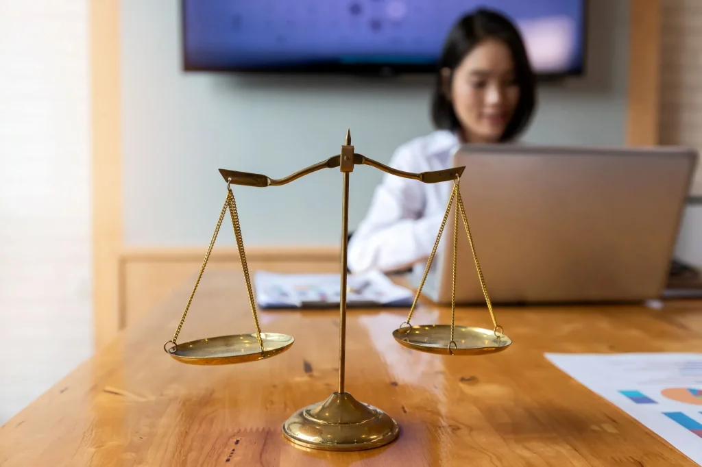 Asiatische Rechtsanwältin arbeitet am Laptop