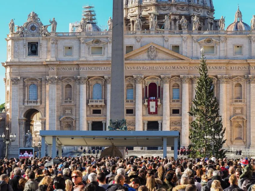 Balkon des Petersdoms im Vatikan und eine Menschenmenge davor
