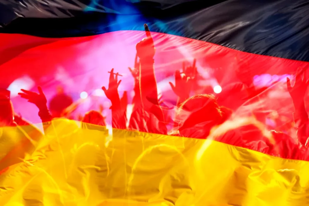 Deutschlandflagge und im Hintergrund eine Ansammlung von jubelnden Fans