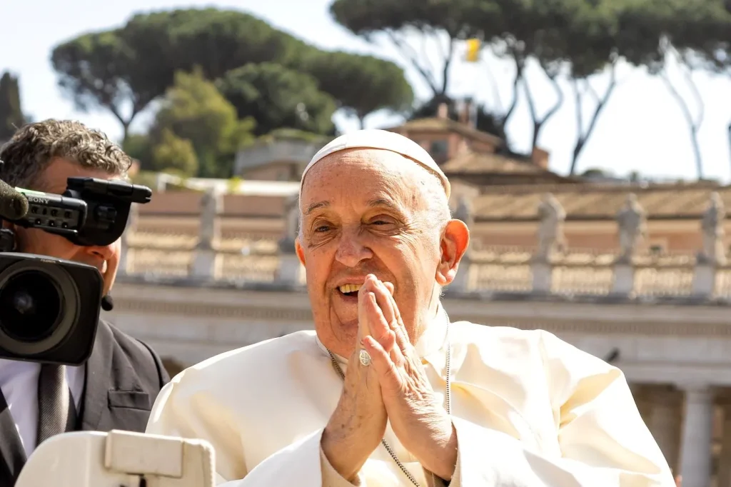 Foto des lachenden Papst Franziskus bei einem Drehtermin