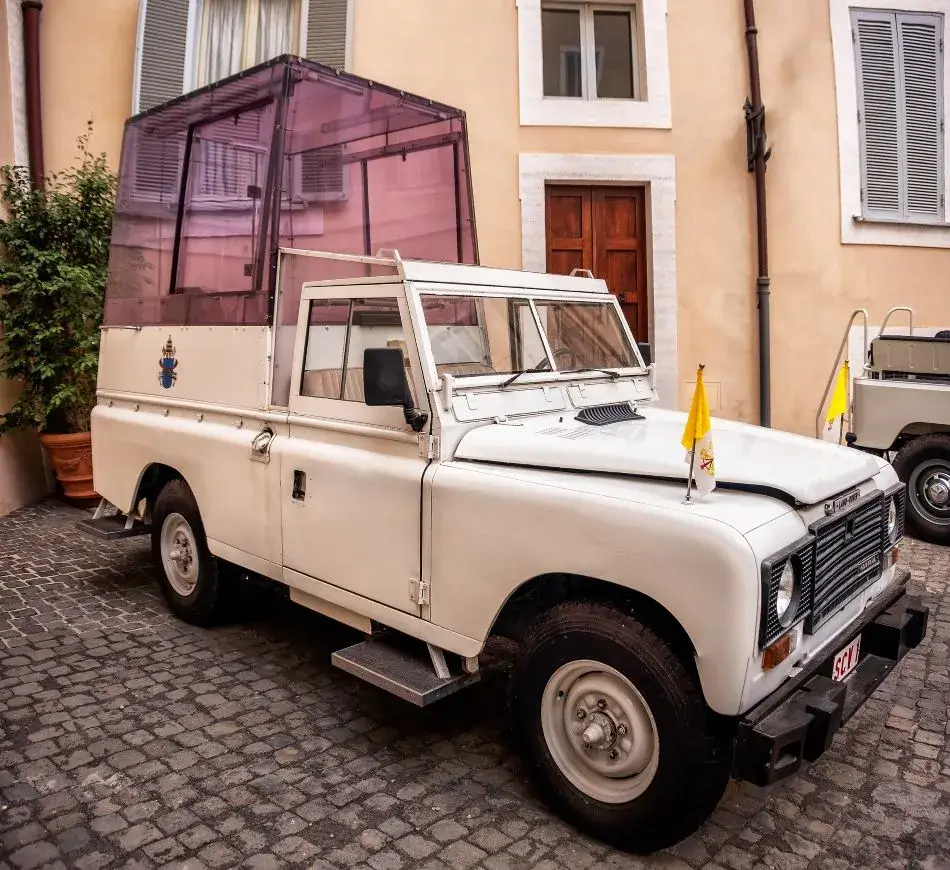 Fahrzeug des Papstes, das sogenannte Papstmobil, mit kugelsicherem Glaskasten