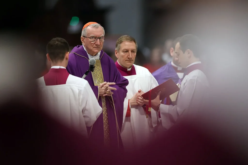 Foto von Pietro Parolin bei einer Messe
