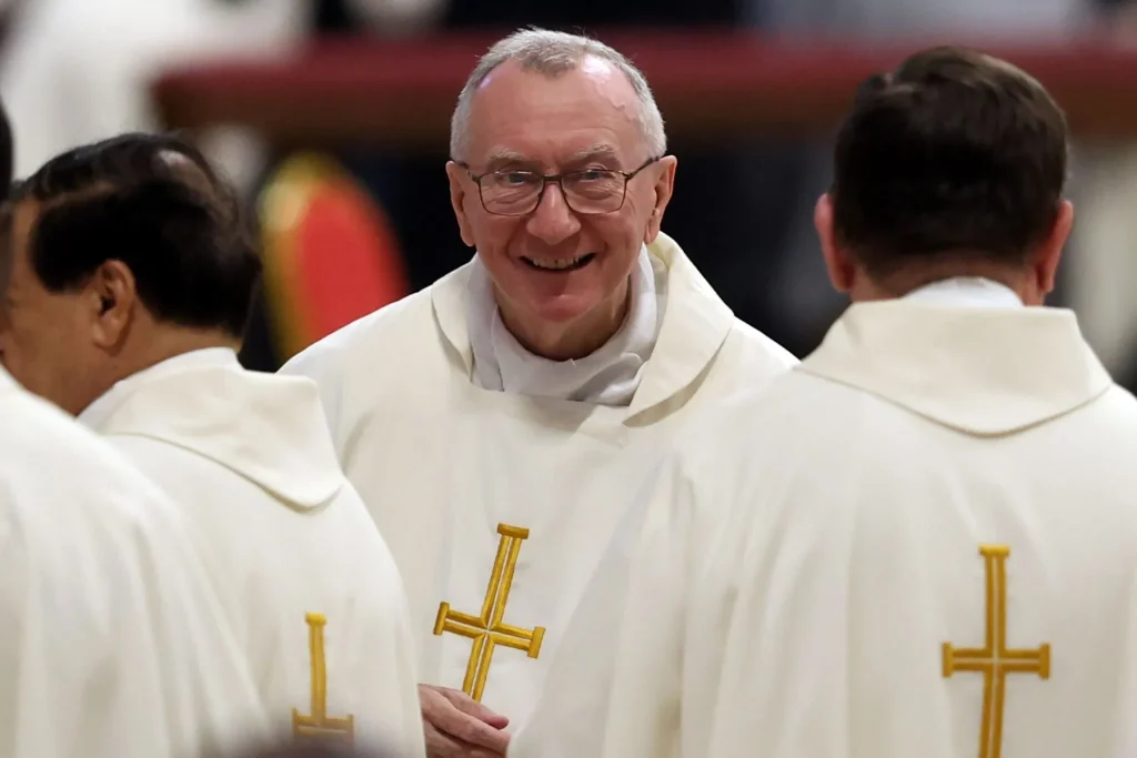 Lächelnder Pietro Parolin im weißen Gewand als Favorit für Papstwahl Wetten im Konklave
