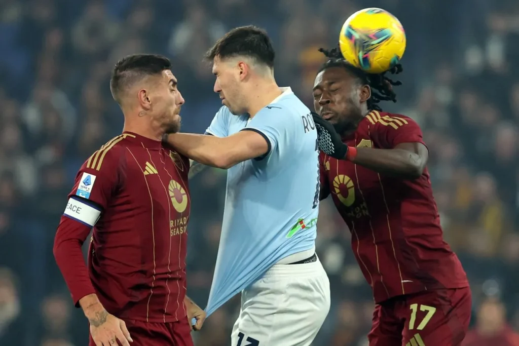 hartes Kopfballduell zwischen einem Spieler von Manchester City und zwei Spielern des AS Rom