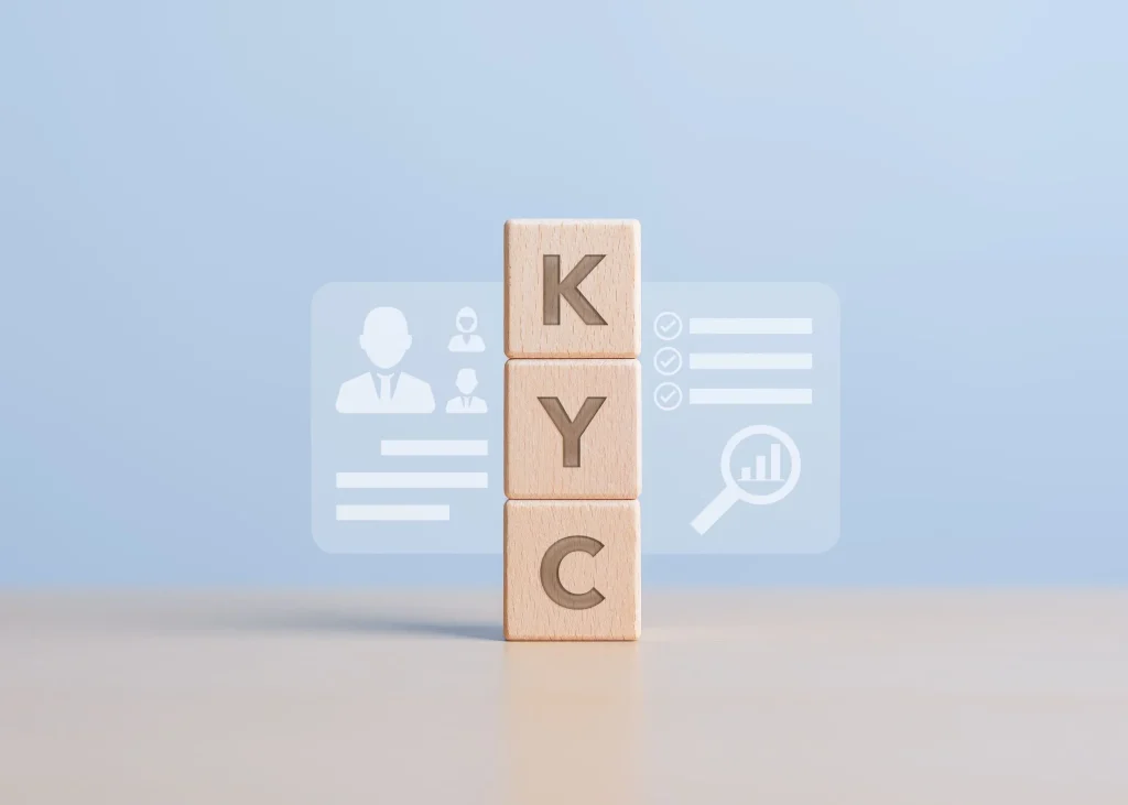 Holzquadrate mit Buchstaben, die von oben nach unten das Kürzel "KYC" bilden