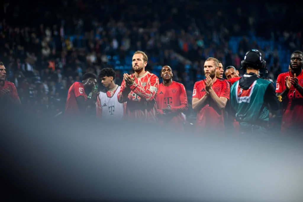 Bundesliga Torschützenkönig Harry Kane und seine Mitspieler vom FC Bayern München applaudieren vor den Fans