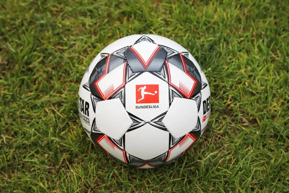 Spielball der Bundesliga als Symbolbild zum Auftakt in meinen Beitrag über Bundesliga Trainerwechsel Wetten