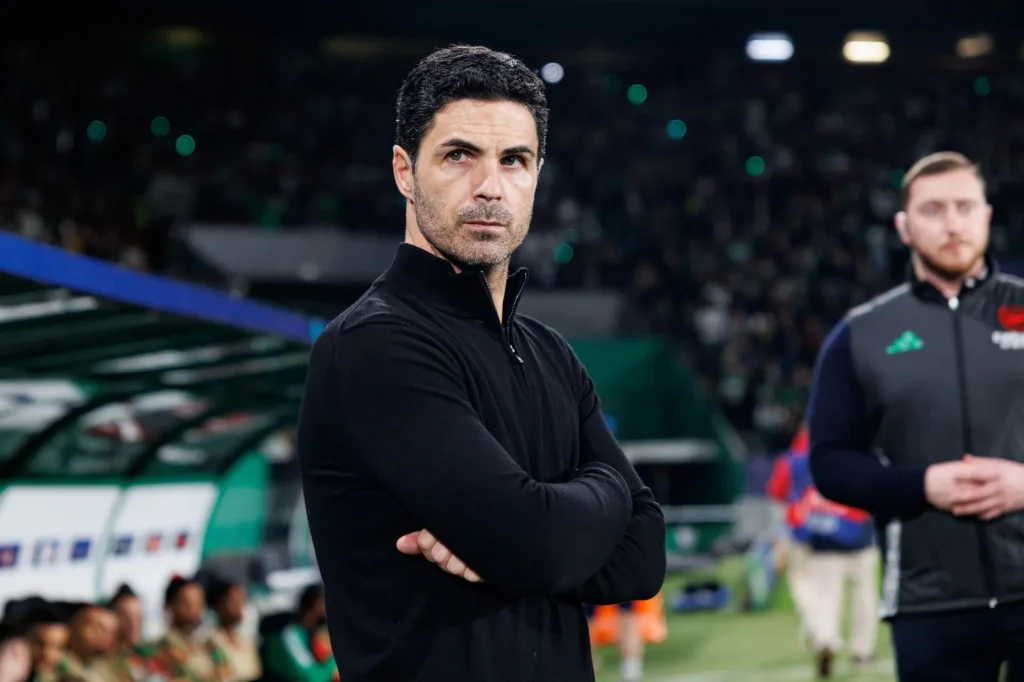 Mikel Arteta, Trainer von Chelsea London, steht mit verschränkten Armen am Spielfeldrand und wartet auf den Anpfiff eines Champions-League-Spiels