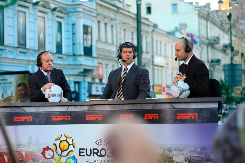 Fußball-Experten aus dem Fernsehen als Zeichen für die erforderliche Expertise, um mit Sportwetten Geld verdienen zu können