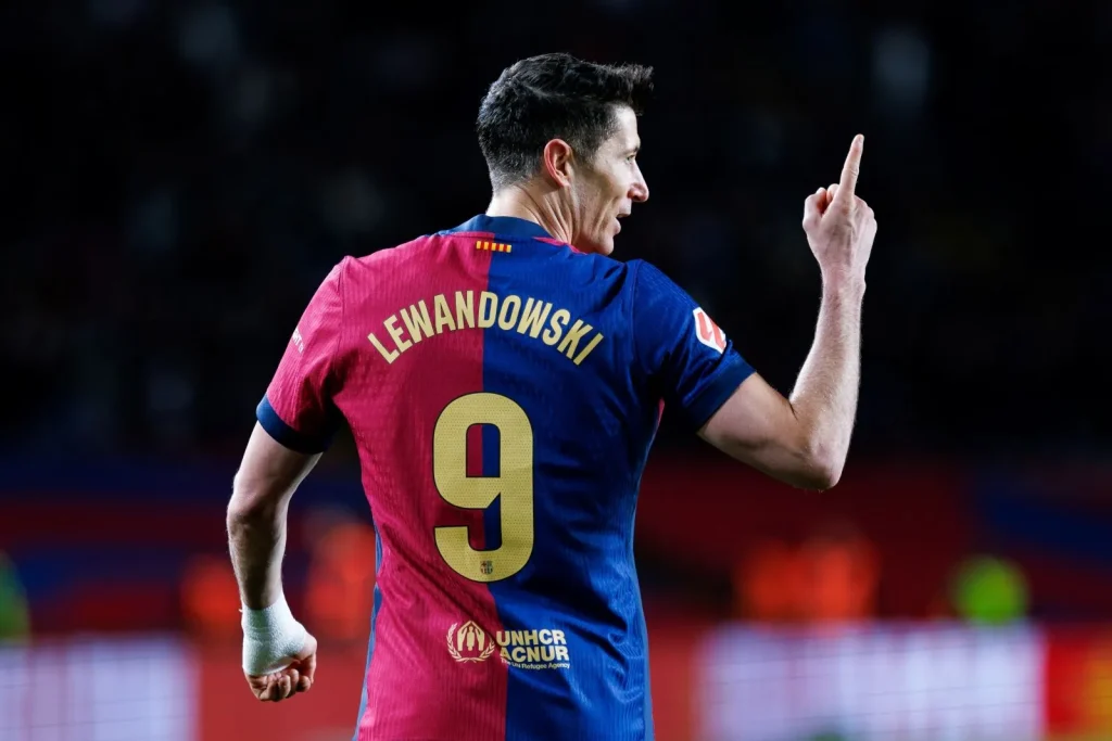 Robert Lewandowski vom F.C. Barcelona, Kandidat bei La Liga Torschützenkönig Wetten, zeigt mit dem rechten Finger nach oben