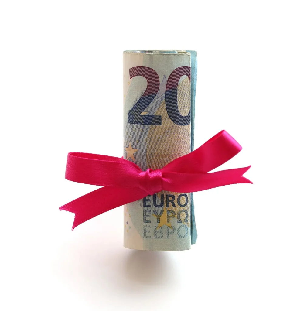 20-Euro-Geldschein, der mit einer Schleife umbunden ist, und als Symbol für eine gute Sportwetten Einzahlung dient