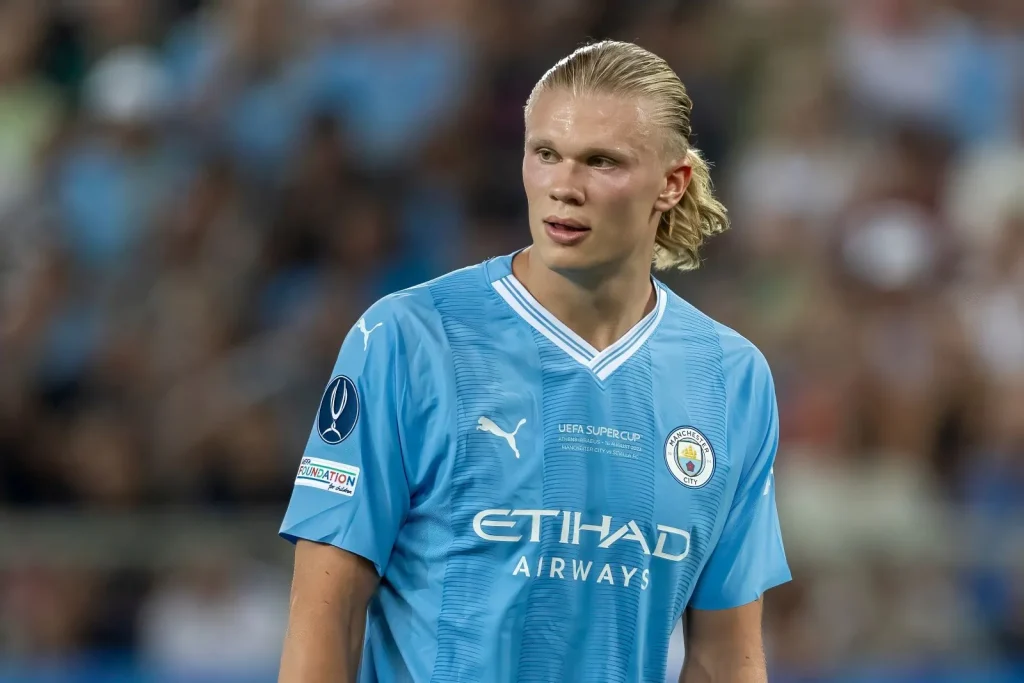 Erling Haaland im Trikot von Manchester City auf dem Spielfeld