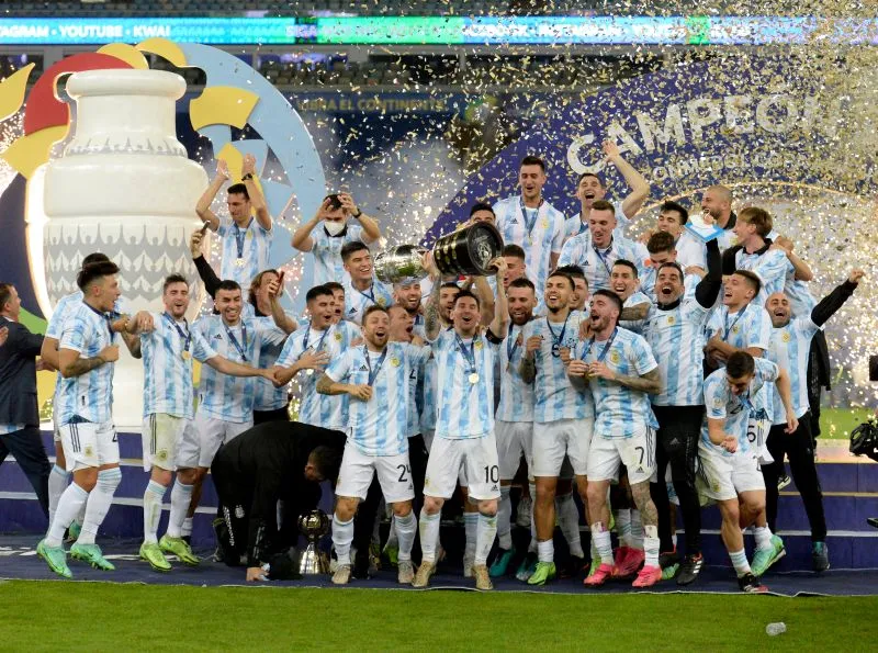Argentinische Nationalmannschaft mit dem Fußball WM Pokal bei der Siegerehrung auf dem Spielfeld nach dem Finale der WM 2022
