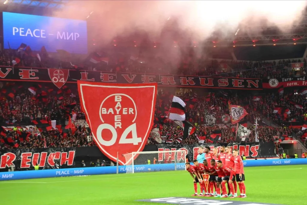 Fans und Mannschaft feiern im Stadion von Bayer 04 Leverkusen