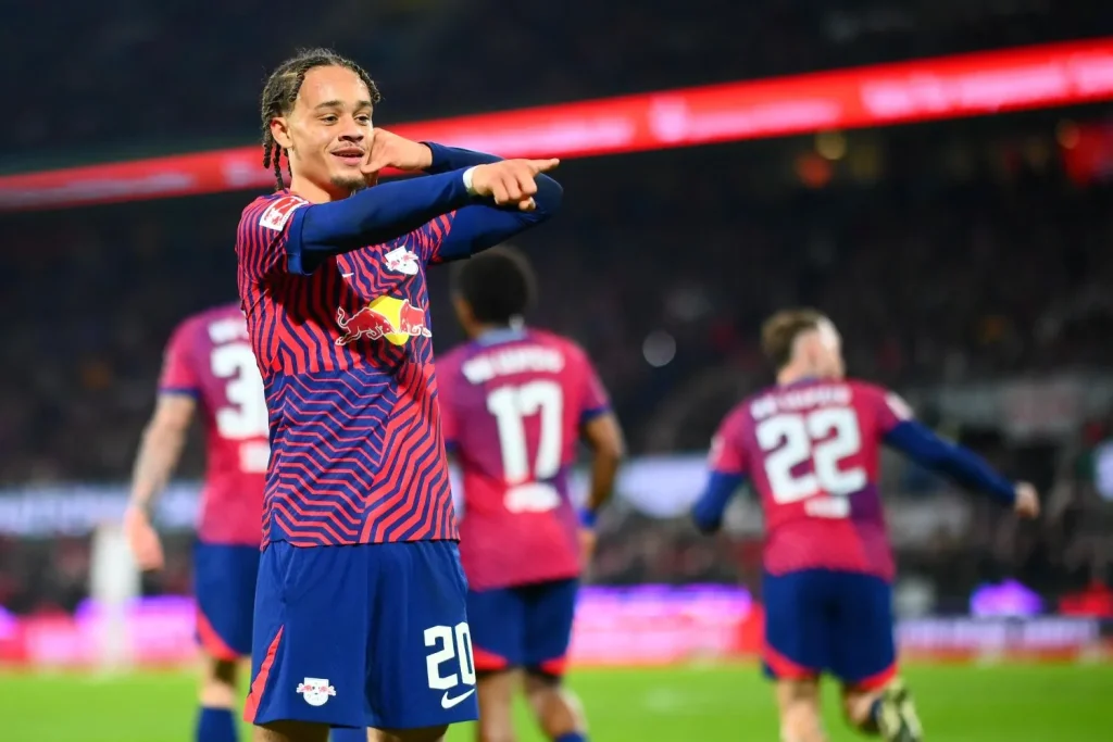 Xavi Simons von RB Leipzig bejubelt ein Tor und zeigt mit dem Zeigefinger in Richtung der Fans