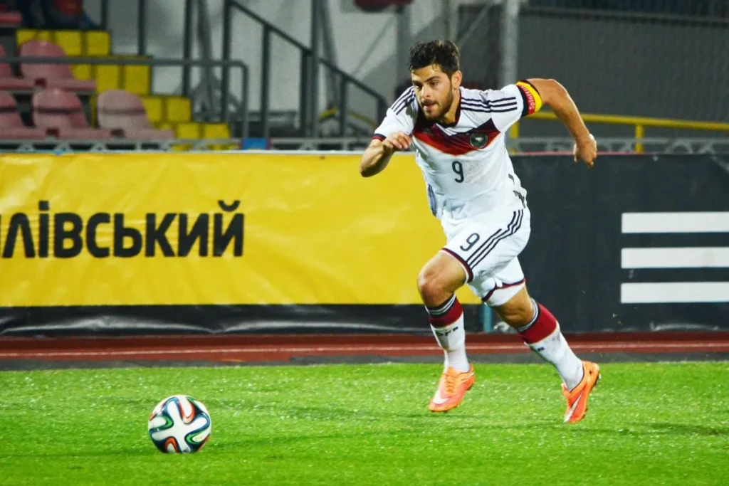 Kevin Volland von TSG 1860 München läuft im Trikot der deutschen Nationalmannschaft mit dem Ball übers Spielfeld