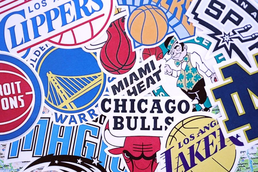 Logos mehrerer Mannschaften aus der NBA als Aufmacher für Ratgeber zu NBA Wetten